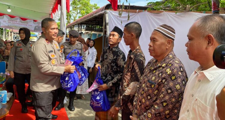 Wakapolda Kalimantan Barat, Brigjen Pol Asep Safrudin menyerahkan secara simbolis bantuan paket 7000 sembako kepada masyarakat Kalbar. (Foto: Indri)