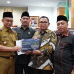 Wali Kota Pontianak, Edi Rusdi Kamtono menyerahkan Raperda Pertanggungjawaban APBD 2022 kepada Pimpinan DPRD Kota Pontianak. (Foto: Indri)