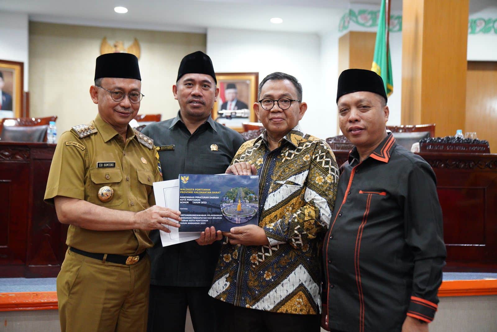 Wali Kota Pontianak, Edi Rusdi Kamtono menyerahkan Raperda Pertanggungjawaban APBD 2022 kepada Pimpinan DPRD Kota Pontianak. (Foto: Indri)