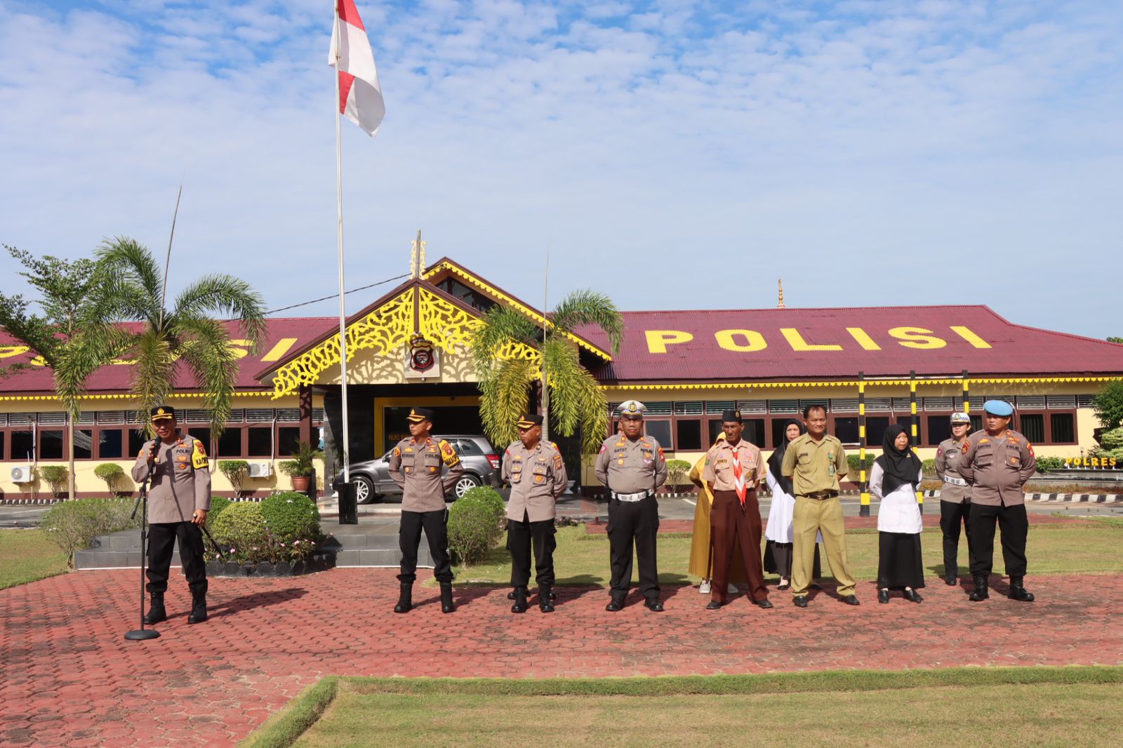Kapolres Mempawah, AKBP Sudarsono membuka Lomba Ketangkasan Baris Berbaris (LKBB) Bhayangkara Presisi dan lomba polisi cilik di lapangan Apel Polres Mempawah, Senin (19/06/2023). (Foto: Polres Mempawah)