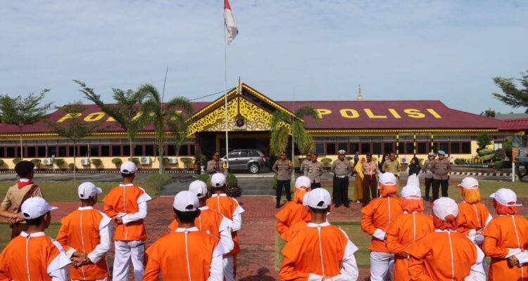 Apel pembukaan Lomba Ketangkasan Baris Berbaris (LKBB) Bhayangkara Presisi dan lomba polisi cilik di lapangan Apel Polres Mempawah, Senin (19/06/2023). (Foto: Polres Mempawah)