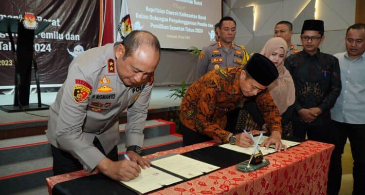 Kapolda Kalimantan Barat, Irjen Pol Pipit Rismanto dan Ketua Komisi Pemilihan Umum (KPU) Provinsi Kalimantan Barat, Muhammad Syarifuddin Budi menandatangani perjanjian kerjasama ciptakan pemilu 2024 aman dan lancar. (Foto: Indri)