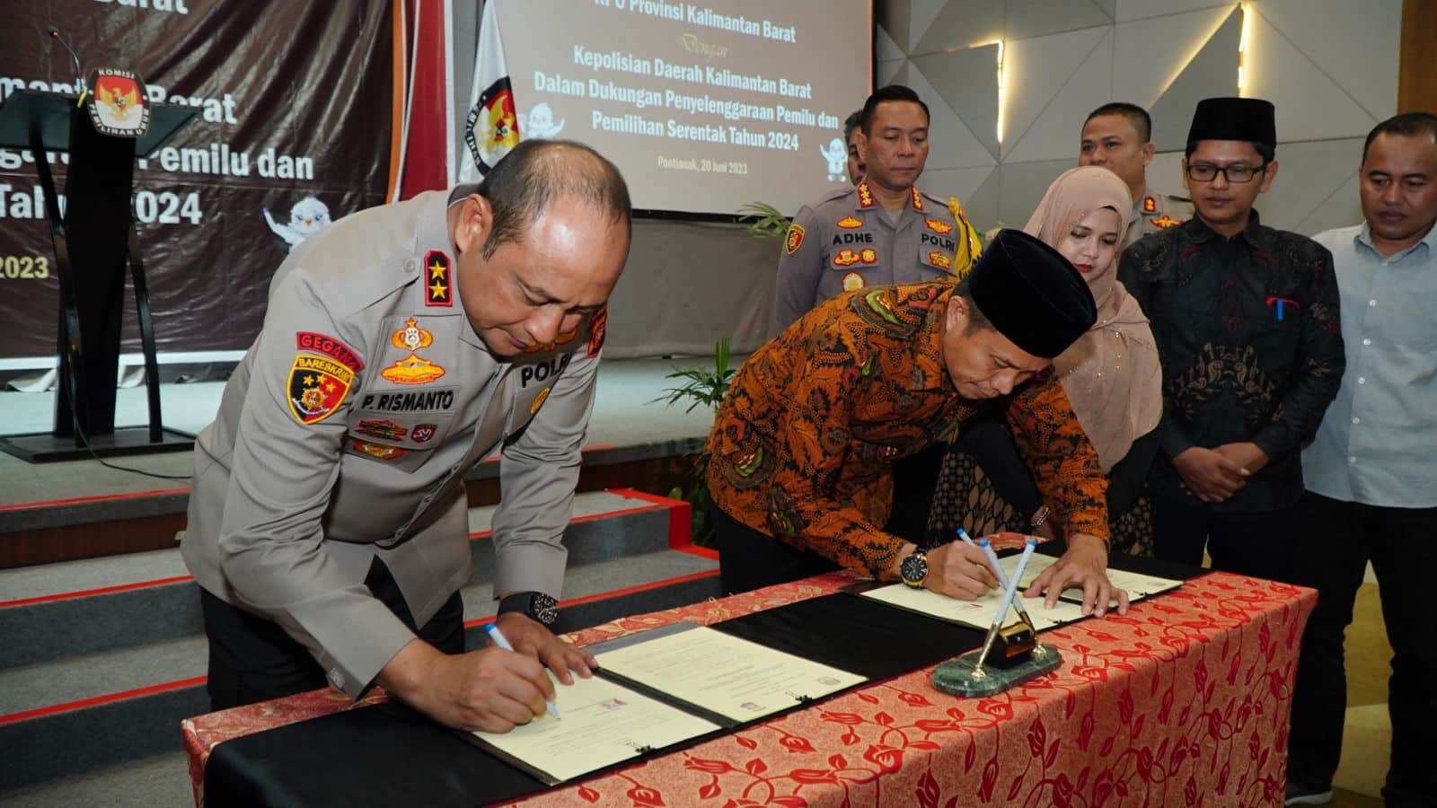 Kapolda Kalimantan Barat, Irjen Pol Pipit Rismanto dan Ketua Komisi Pemilihan Umum (KPU) Provinsi Kalimantan Barat, Muhammad Syarifuddin Budi menandatangani perjanjian kerjasama ciptakan pemilu 2024 aman dan lancar. (Foto: Indri)