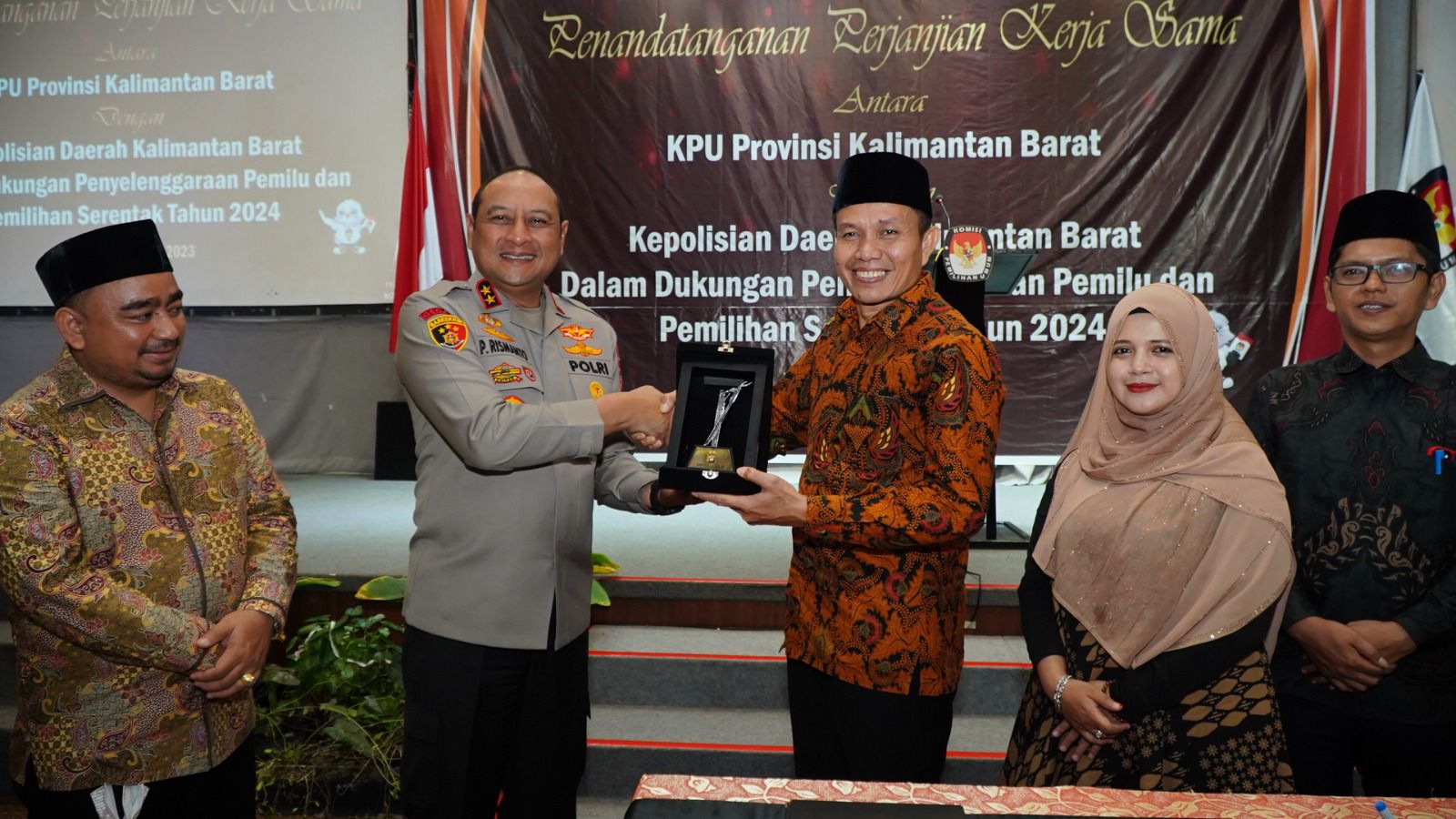 Kapolda Kalimantan Barat, Irjen Pol Pipit Rismanto dan Ketua Komisi Pemilihan Umum (KPU) Provinsi Kalimantan Barat, Muhammad Syarifuddin Budi. (Foto: Indri)