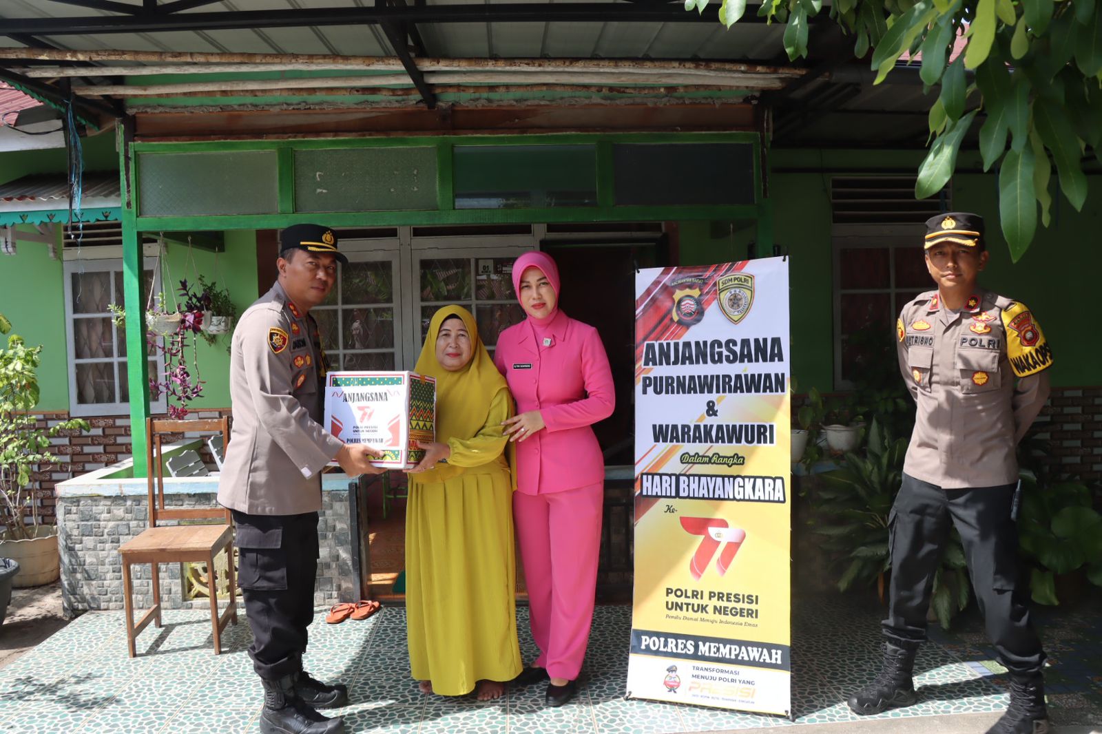 Kapolres Mempawah, AKBP Sudarsono menyerahkan bantuan sosial kepada warakawuri. (Foto: Polres Mempawah)