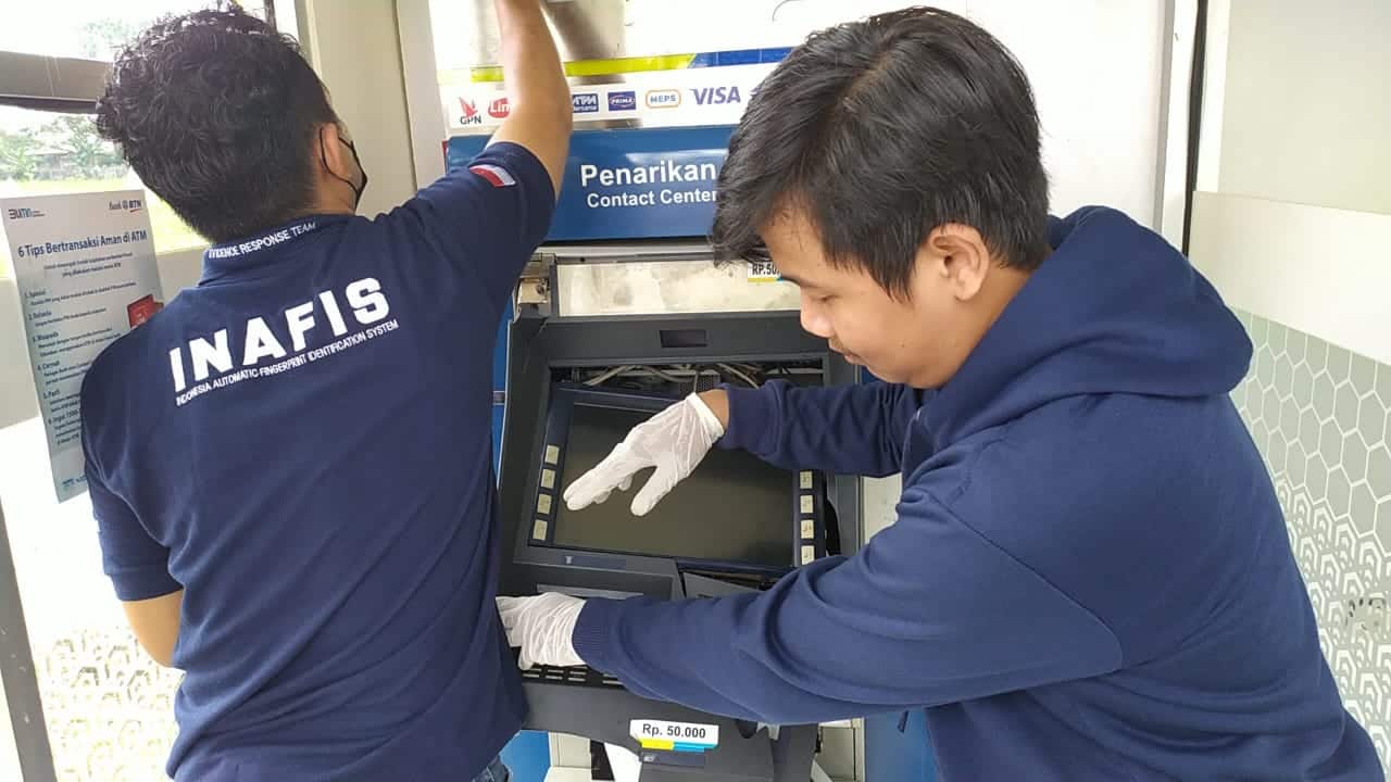 Tim Inafis Polres Kubu Raya melakukan olah TKP dan mengumpulkan barang bukti terkait pembobolan ATM milik Bank BTN di area Stikes Panca Bhakti Pontianak, Kabupaten Kubu Raya. (Foto: Polres Kubu Raya)
