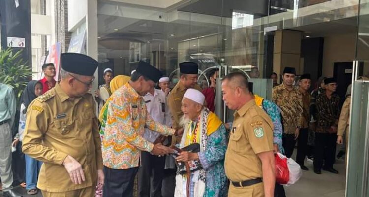 Wakil Bupati Ketapang, Farhan melepas keberangkatan Calon Jemaah Haji (CJH) asal Kabupaten Ketapang, di Hotel Orchard, Kota Pontianak, Selasa (20/06/2023). (Foto: Adi LC)