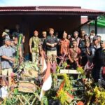 Sekretaris Daerah Kabupaten Ketapang, Alexander Wilyo menghadiri acara adat tentobus di Batu Tajam, Desa Aur Gading, Kecamatan Tumbang Titi, Sabtu (17/06/2022). (Foto: Adi LC)