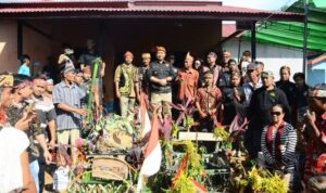 Sekretaris Daerah Kabupaten Ketapang, Alexander Wilyo menghadiri acara adat tentobus di Batu Tajam, Desa Aur Gading, Kecamatan Tumbang Titi, Sabtu (17/06/2022). (Foto: Adi LC)