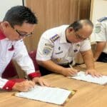 Penandatanganan kerjasama (MoU) antara Ketua Perwakilan P3SM Kalbar, Erwinsyah dan Distrik Navigasi Pontianak (DJPL) yang diwakili Kepala Distrik Navigasi Kelas III Pontianak, Budi Setia. (Foto: P3SM Kalbar)