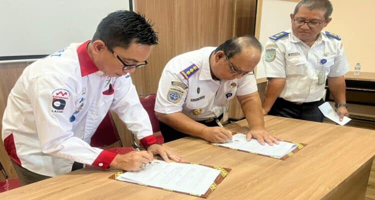 Penandatanganan kerjasama (MoU) antara Ketua Perwakilan P3SM Kalbar, Erwinsyah dan Distrik Navigasi Pontianak (DJPL) yang diwakili Kepala Distrik Navigasi Kelas III Pontianak, Budi Setia. (Foto: P3SM Kalbar)