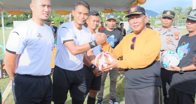 Bupati Kayong Utara, Citra Duani membuka Open Turnamen Sepak Bola Desa Sutera Cup 1 Tahun 2023, Kecamatan Sukadana, Kabupaten Kayong Utara, Selasa (20/06/2023). (Foto: Prokopim)
