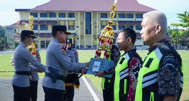Kapolda Kalbar, Irjen Pol Pipit Rismanto menyerahkan piala dan piagam penghargaan kepada juara 1, 2 dan 3 Lomba Satkamling Polda Kalbar dalam rangka memperingati HUT Bhayangkara Ke-77 tahun 2023. (Foto: Indri)