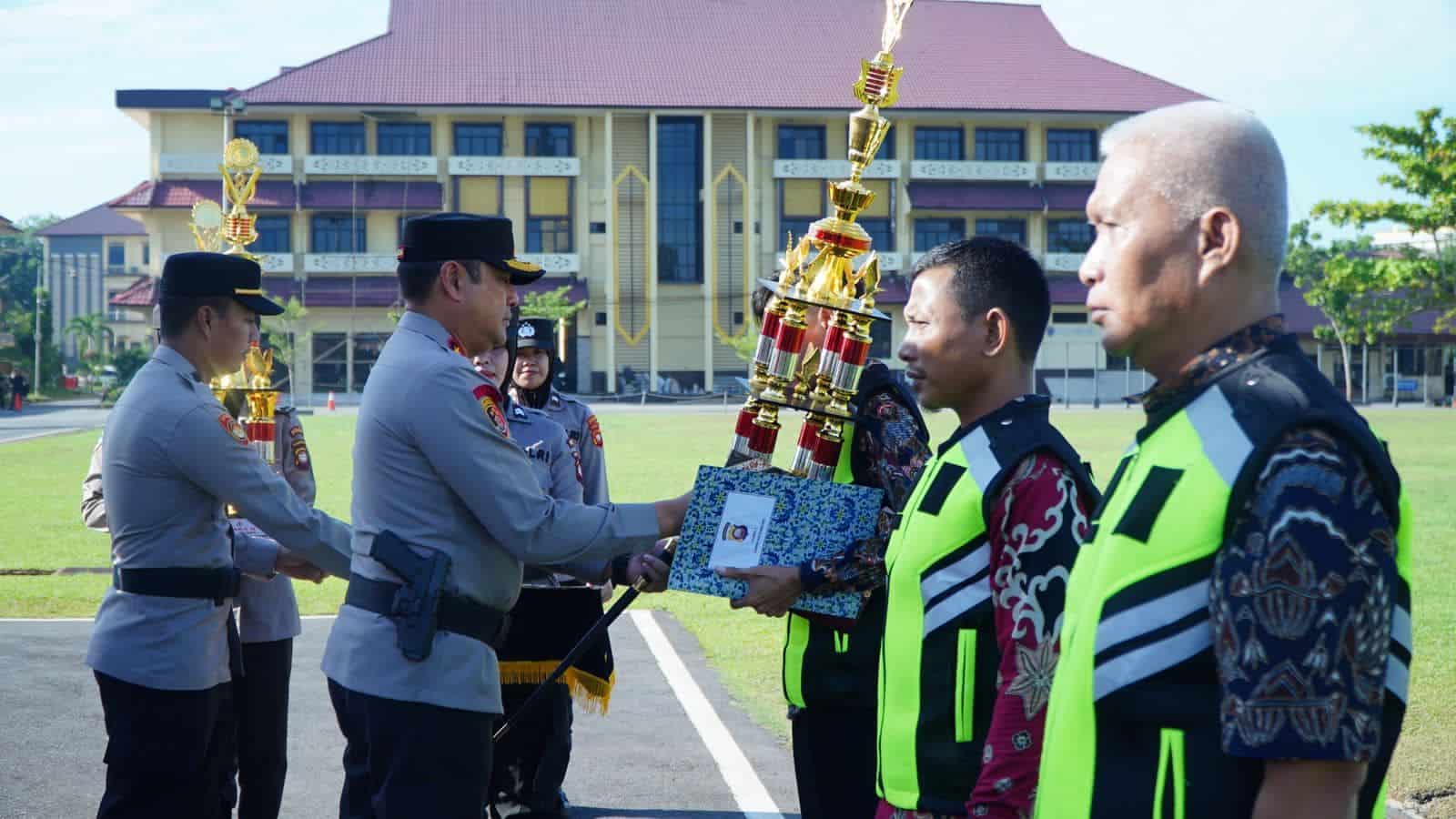 Kapolda Kalbar, Irjen Pol Pipit Rismanto menyerahkan piala dan piagam penghargaan kepada juara 1, 2 dan 3 Lomba Satkamling Polda Kalbar dalam rangka memperingati HUT Bhayangkara Ke-77 tahun 2023. (Foto: Indri)
