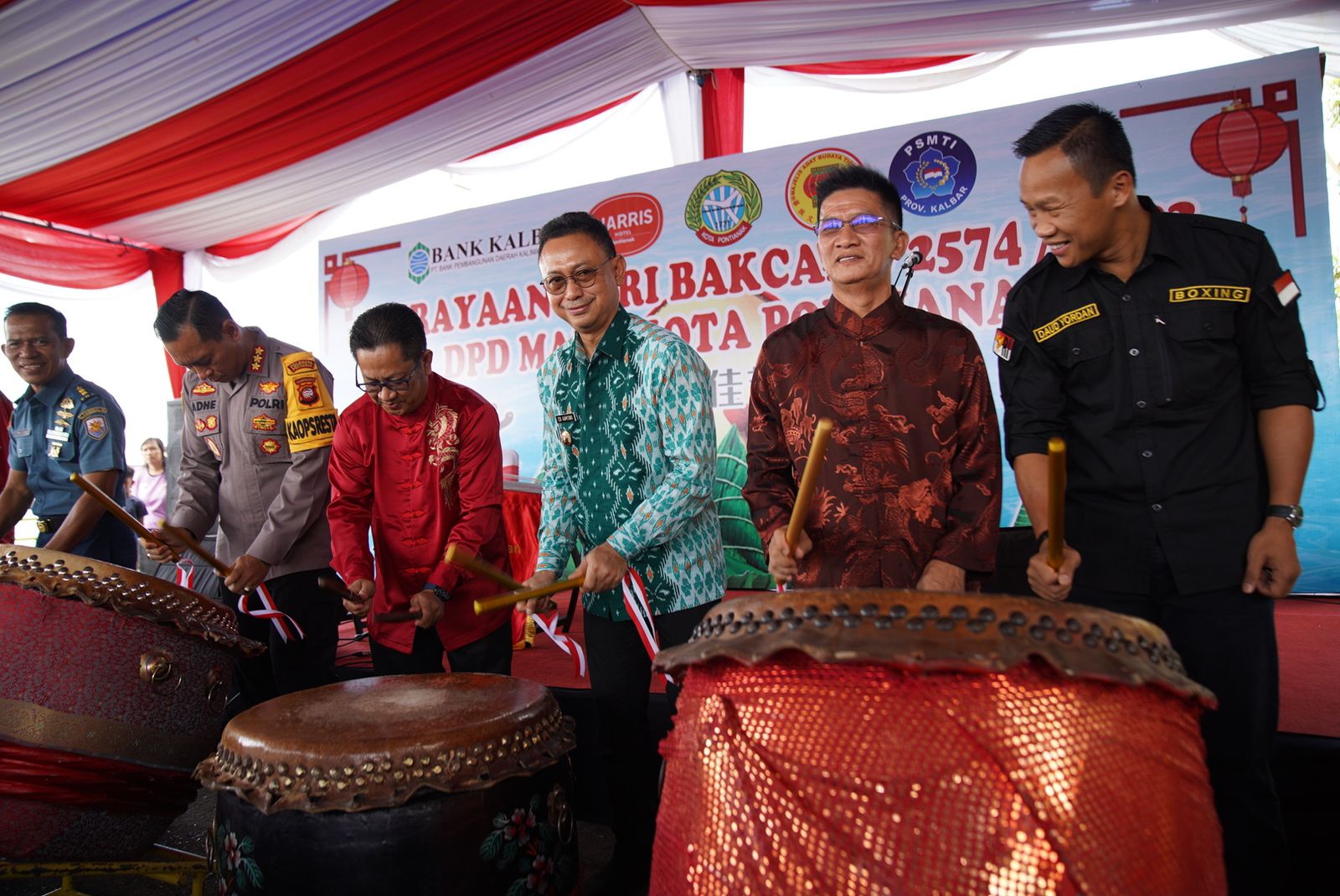 Pembukaan perayaan Hari Bakcang digelar oleh Majelis Adat Budaya Tionghoa (MABT) Kota Pontianak di atas kapal wisata tepian Sungai Kapuas, Kamis (22/06/2023). (Foto: Indri)
