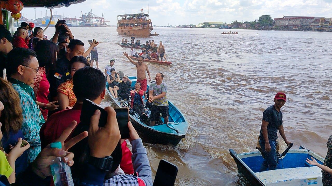 Wali Kota Pontianak, Edi Rusdi Kamtono menghadiri ritual melempar bakcang dalam acara perayaan Hari Bakcang di tepian Sungai Kapuas, Kota Pontianak, Kamis (22/06/2023). (Foto: Indri)