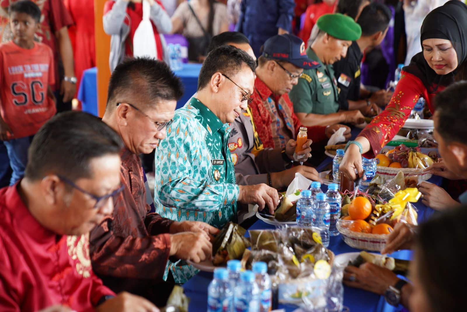 Wali Kota Pontianak, Edi Rusdi Kamtono ikut menyantap bakcang dalam acara perayaan Hari Bakcang di atas kapal wisata tepian Sungai Kapuas, Kamis (22/06/2023). (Foto: Indri)