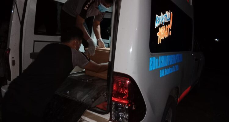 Foto yang beredar menggambarkan peti jenazah almarhum Ghaida yang akan dibawa ke mobil ambulance RSUD Achmad Diponegoro Putussibau untuk diberangkatkan ke Pontianak dan selanjutnya akan diberangkatkan ke Yogyakarta. (Foto: Istimewa)