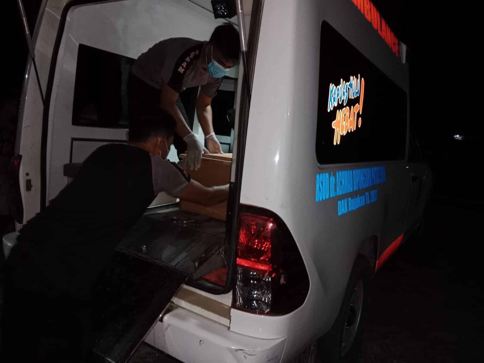 Foto yang beredar menggambarkan peti jenazah almarhum Ghaida yang akan dibawa ke mobil ambulance RSUD Achmad Diponegoro Putussibau untuk diberangkatkan ke Pontianak dan selanjutnya akan diberangkatkan ke Yogyakarta. (Foto: Istimewa)