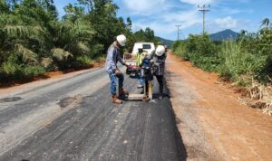 Perbaikan jalan Tumbang Titi - Tanjung di Kabuaten Ketapang. (Foto: Dokumen/PUPR)