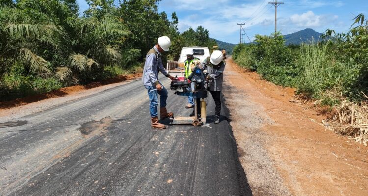 Perbaikan jalan Tumbang Titi - Tanjung di Kabuaten Ketapang. (Foto: Dokumen/PUPR)