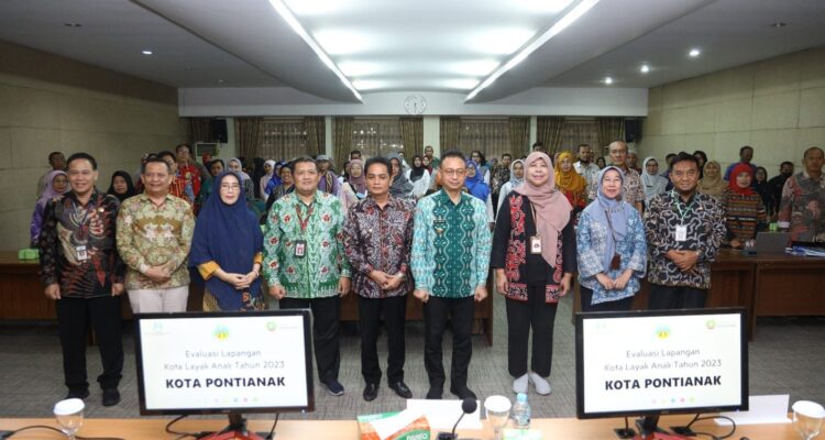 Wali Kota Pontianak, Edi Rusdi Kamtono foto bersama tim verifikasi dan penilaian lapangan Kota Layak Anak (KLA) dari pemerintah pusat. (Foto: Indri)