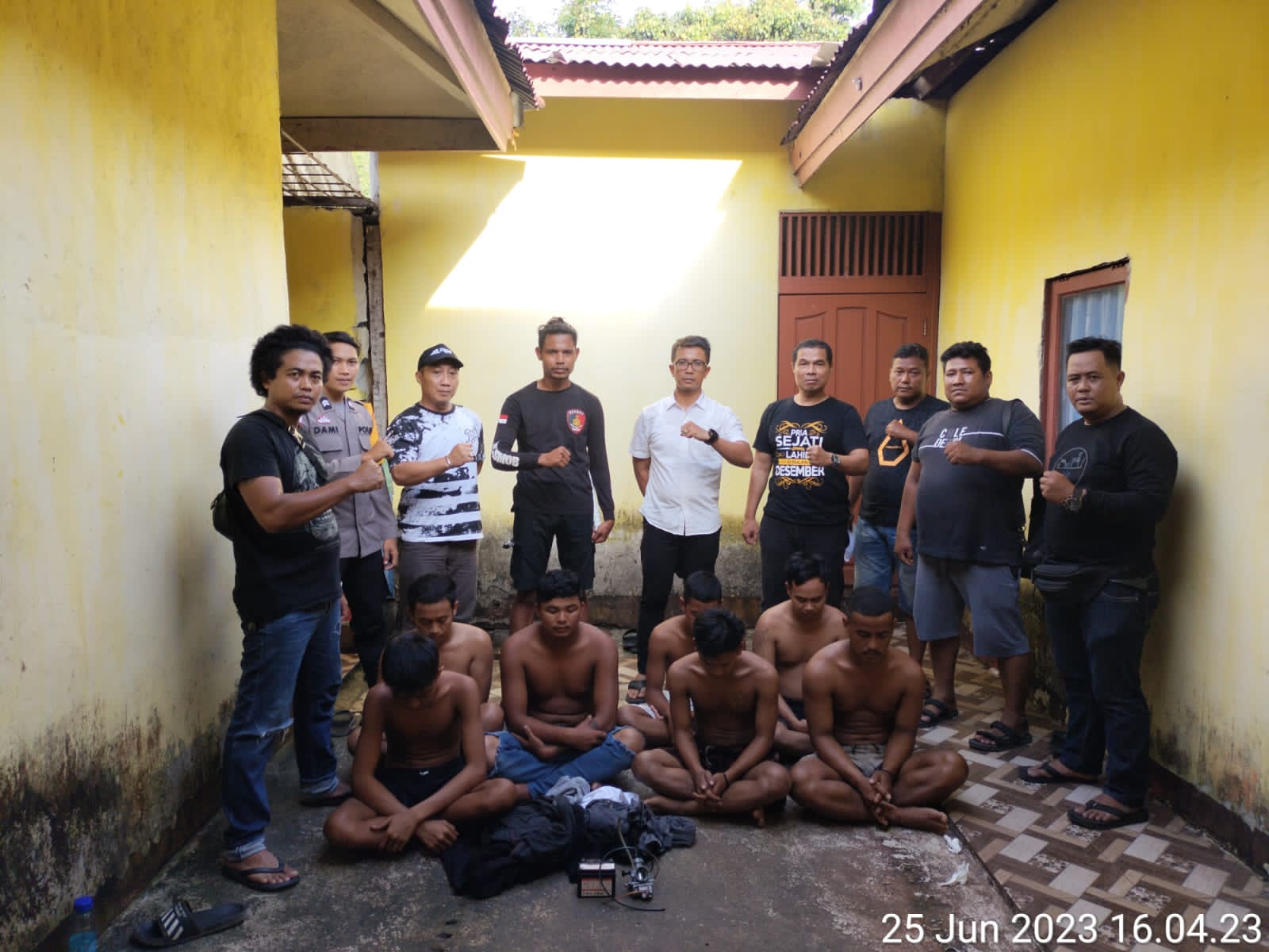 Para pelaku pengeroyokan pengurus GP Ansor Kecamatan Bunut Hulu saat diamankan. (Foto: Ishaq)