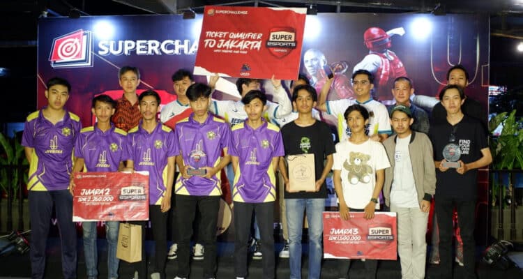 Foto bersama pemenang Super Esports Series PUBG Mobile Regional Kalbar. (Foto: Jauhari)