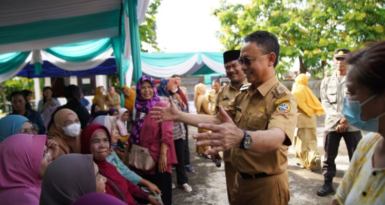Wali Kota Pontianak, Edi Rusdi Kamtono menghadiri Gerakan Pangan Murah (GPM) di Aloe Vera Center di Jalan Budi Utomo, Kecamatan Pontianak Utara. (Foto: Indri)