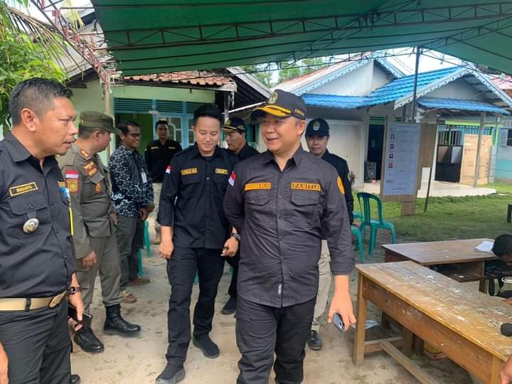 Sekda Kabupaten Ketapang, Alexander Wilyo meninjau langsung proses pilkades di beberaa desa, Senin (26/06/2023). (Foto: Adi LC)