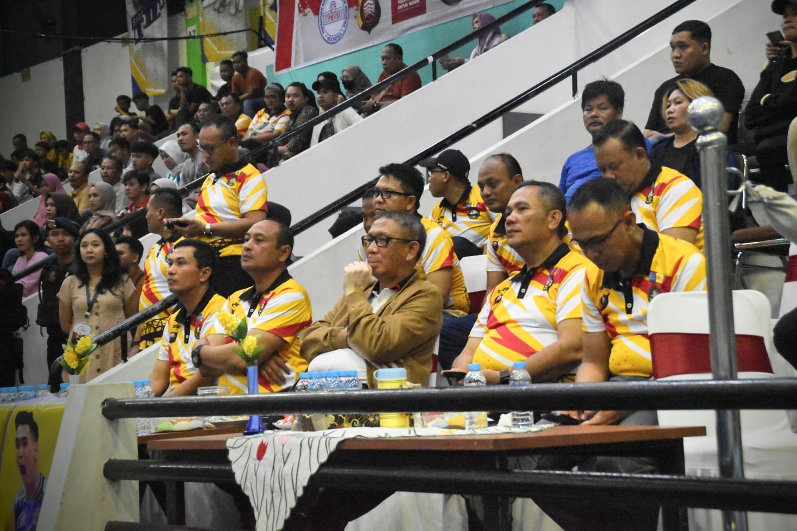 Gubernur Kalbar, Sutarmidji menyaksikan pertandingan perebutan juara 3 dan 4 pada Kejuaraan Bola Voli Kapolda Kalbar Cup Tahun 2023, di GOR Pangsuma Pontianak, Jumat (23/06/2023) malam. (Foto: Biro Adpim For KalbarOnline.com)