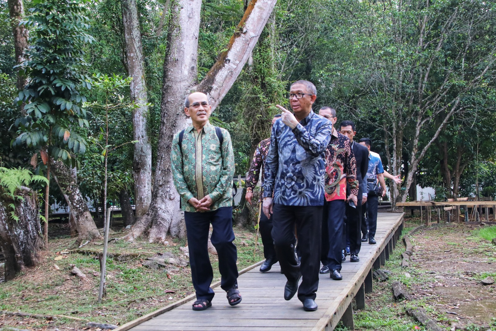 Gubernur Kalbar, Sutarmijdji mengajak Faisal Basri dan nara sumber lainnya berkunjung ke Galeri Hasil Hutan yang berada di samping Komplek Pendopo Gubernur Kalbar untuk melihat beragam keunikan hasil hutan yang dimiliki oleh Kalimantan Barat. (Foto: Biro Adpim For KalbarOnline.com)
