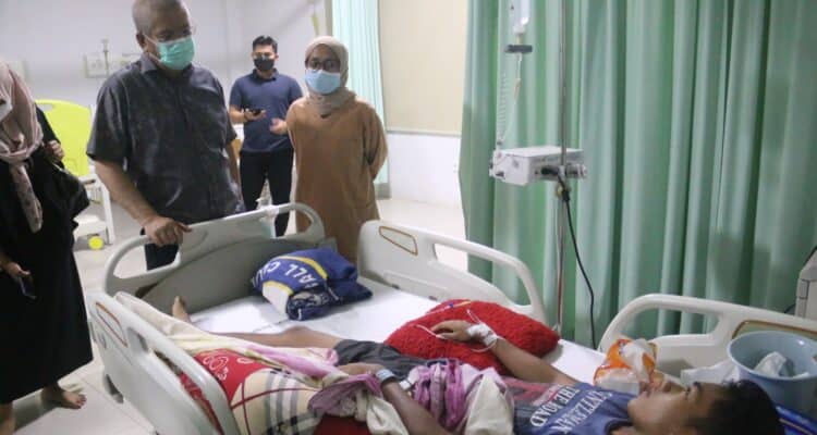 Sekda Kalbar, Harisson melakukan inspeksi mendadak (sidak) ke Rumah Sakit Umum Daerah (RSUD) Sultan Muhammad Jamaludin 1 Kabupaten Kayong Utara, Minggu (25/06/2023) malam. (Foto: Biro Adpim For KalbarOnline.com)