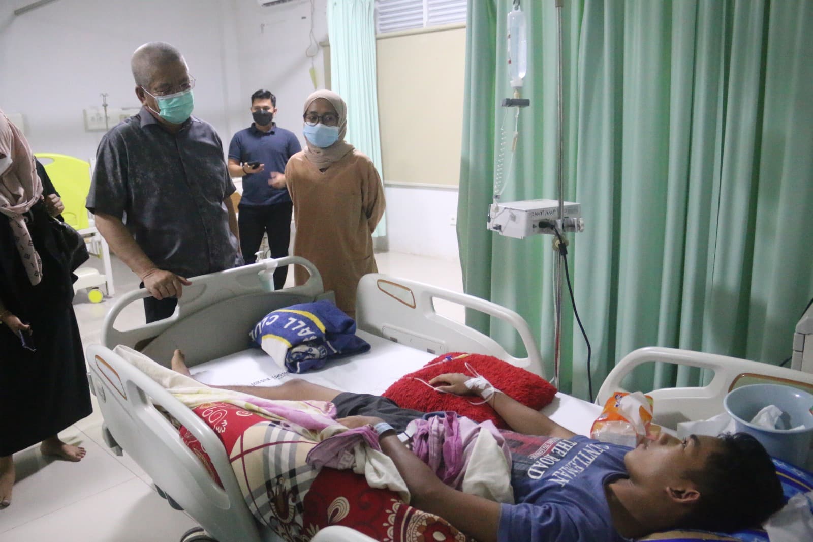 Sekda Kalbar, Harisson melakukan inspeksi mendadak (sidak) ke Rumah Sakit Umum Daerah (RSUD) Sultan Muhammad Jamaludin 1 Kabupaten Kayong Utara, Minggu (25/06/2023) malam. (Foto: Biro Adpim For KalbarOnline.com)