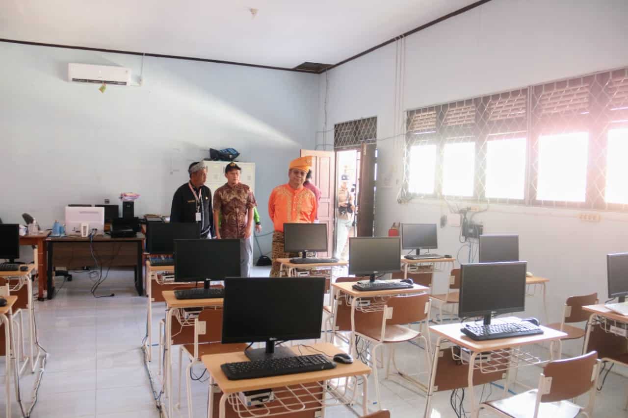 Sekda Kalbar, Harisson didampingi Kepala Dinas Pendidikan Kabupaten Kayong Utara, Rahadi Usman meninjau sekolah di KKU. (Foto: Biro Adpim For KalbarOnline.com)