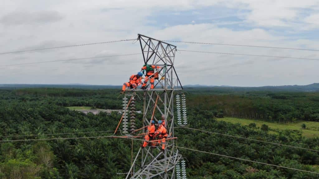 Personel PDKB melakukan pemeliharaan jaringan untuk meningkatkan keandalan listrik selama Idul Adha. (Foto: PLN)