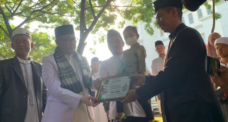Gubernur Kalbar, Sutarmidji menerima sertifikat penyeraham hewan kurban dari panitia kurban seusai salat Idul Adha di Masjid Raya Mujahidin Pontianak, Kamis (29/06/2023). (Foto: Indri)