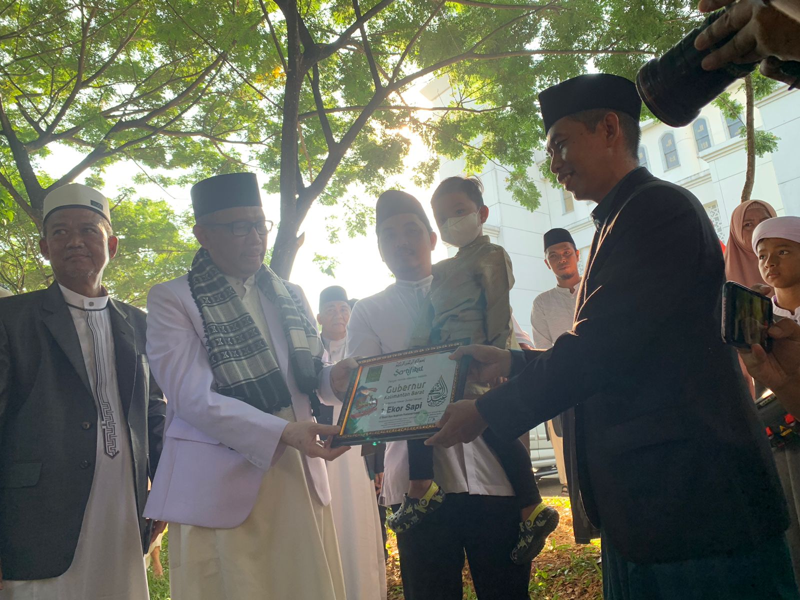 Gubernur Kalbar, Sutarmidji menerima sertifikat penyeraham hewan kurban dari panitia kurban seusai salat Idul Adha di Masjid Raya Mujahidin Pontianak, Kamis (29/06/2023). (Foto: Indri)