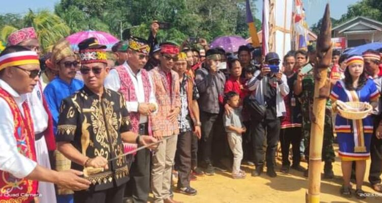 Asisten Sekda bidang Administrasi Umum, Heronimus Tanam membuka Gawai Dayak Babantatn Polas Laman Kampung Buah Kecamatan Sungai Laur, Rabu (28/06/2023). (Foto: Adi LC)