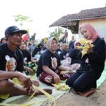 Personel GCM memberikan arahan terkait lomba menganyam ketupat dari daun janur di Desa Sungai Besar, Kecamatan Matan Hilir Selatan, Kabupaten Ketapang, Kalimantan Barat (Kalbar), Rabu (28/06/2023). (Foto: Jauhari)