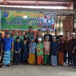 Foto bersama peserta khitanan massal yang dilaksanakan Koramil 1206 -11 Silat Hilir di Dusun Sentabai, Desa Sentabai, Kecamatan Silat Hilir, Kabupaten Kapuas Hulu, Jumat (30/06/2023). (Foto: Ishaq)