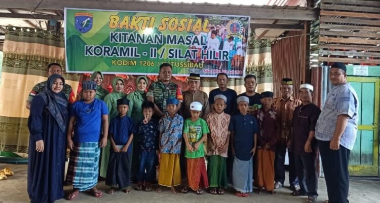 Foto bersama peserta khitanan massal yang dilaksanakan Koramil 1206 -11 Silat Hilir di Dusun Sentabai, Desa Sentabai, Kecamatan Silat Hilir, Kabupaten Kapuas Hulu, Jumat (30/06/2023). (Foto: Ishaq)