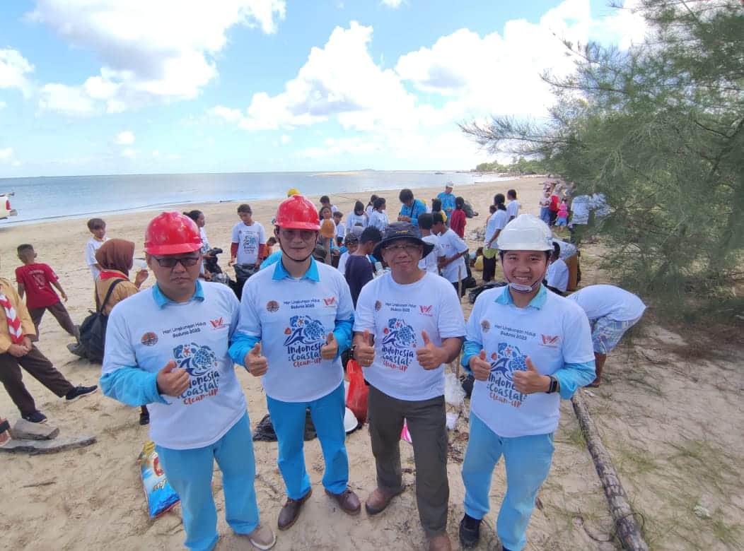 Aksi bersih sampah PT WHW bersama masyarakat di Pantai Kecamatan Kendawangan dalam rangka memperingati Hari Lingkungan Hidup Sedunia Tahun 2023. (Foto: Adi LC)