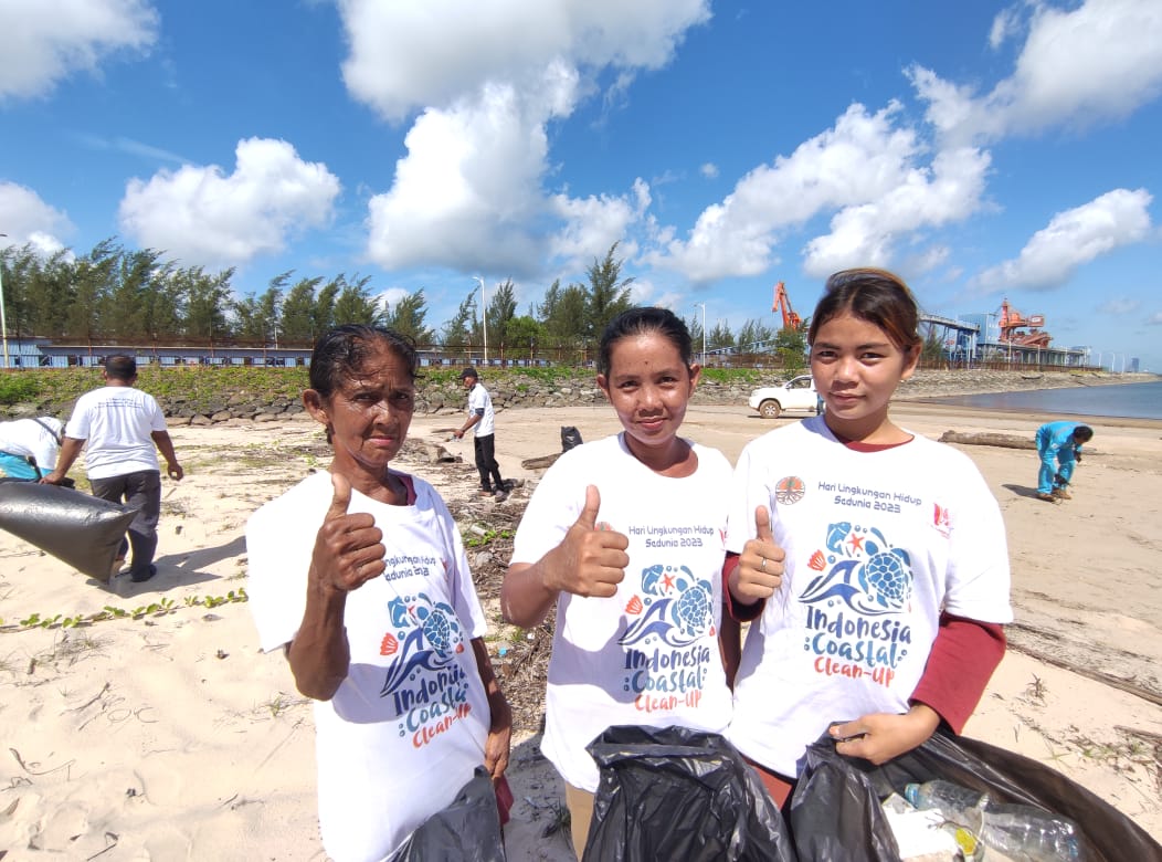 Aksi bersih sampah PT WHW bersama masyarakat di Pantai Kecamatan Kendawangan. (Foto: Adi LC)