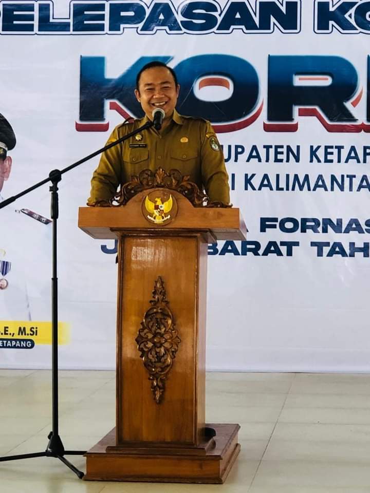Sekda Ketapang, Alexander Wilyo memberikan pengarahan singkat dalam acara Pelepasan Kontingen Kormi Ketapang menuju Fornas ke-VII Jawa Barat. (Foto: Adi LC)