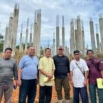 Sekda Ketapang, Alexander Wilyo meninjau progres pembangunan Masjid Sultan Zainudin, Kecamatan Sandai, Kabupaten Ketapang, Jumat (09/06/2023) pagi. (Foto: Adi LC)