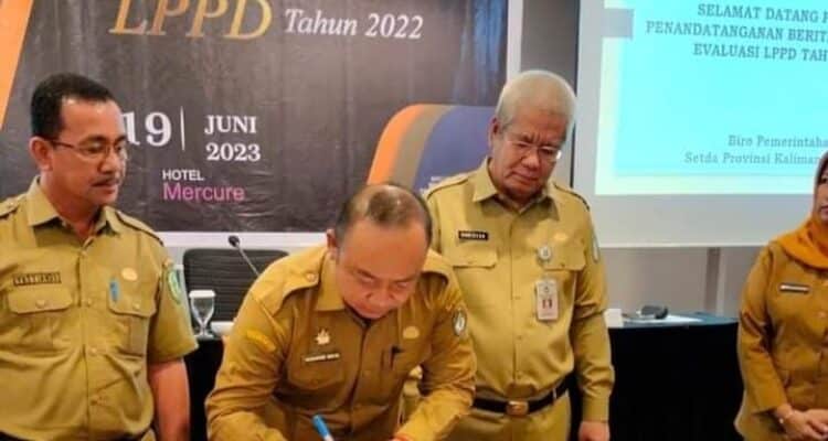 Sekda Ketapang, Alexander Wilyo melakukan penandatanganan berita acara EPPD 2023, di Hotel Mercure Pontianak, Senin (19/06/2023). (Foto: Adi LC)