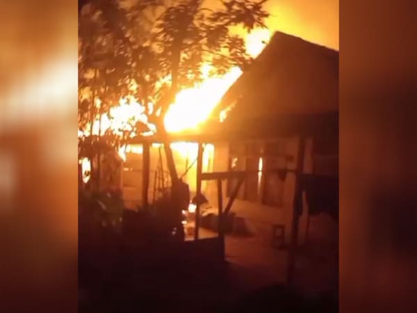 Kebakaran menghanguskan dua rumah di Gang Haji Taslim, Jalan Tanjung Raya 1, Pontianak Timur