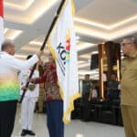 Ketua KORMI Kalbar Harisson menerima bendera pataka KORMI dari Ketua Umum KORMI Nasional, Hayono Isman saat pengukuhan pengurus KORMI Kalbar periode 2023-2027 yang disaksikan Gubernur Kalbar Sutarmidji
