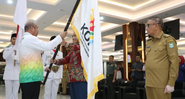 Ketua KORMI Kalbar Harisson menerima bendera pataka KORMI dari Ketua Umum KORMI Nasional, Hayono Isman saat pengukuhan pengurus KORMI Kalbar periode 2023-2027 yang disaksikan Gubernur Kalbar Sutarmidji